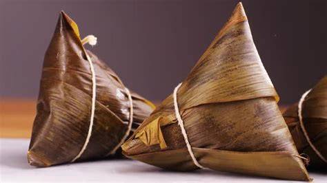 Zongzi envueltos en hojas de bambú
