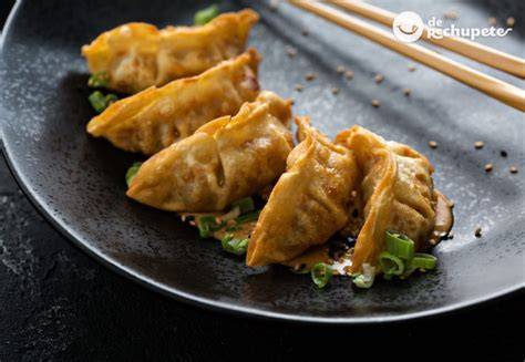 Gyozas japonesas en sartén
