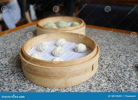 Xiaolongbao servidos en cesta de bambú