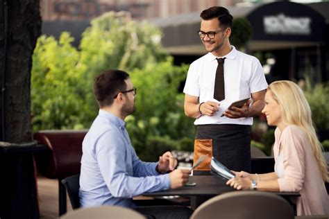 Personal del Restaurante Los Jamones atendiendo a los clientes con amabilidad