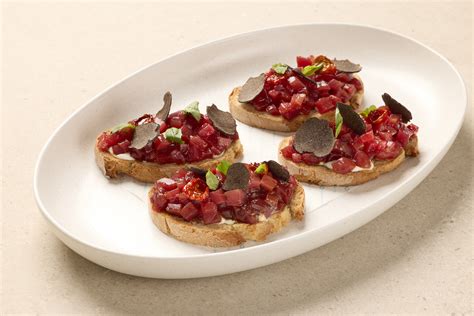 Variedad de tostas de atún rojo