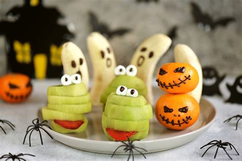 Niños decorando frutas para Halloween