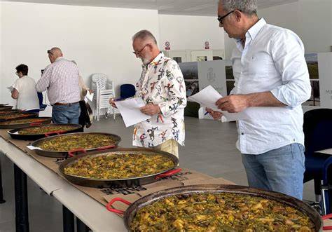 Jurado evaluando las paellas del concurso