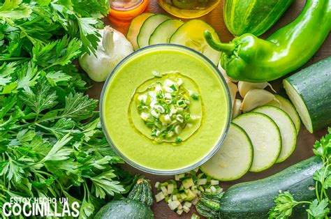 Gazpacho de calabacín y zanahoria servido en un vaso con hielo