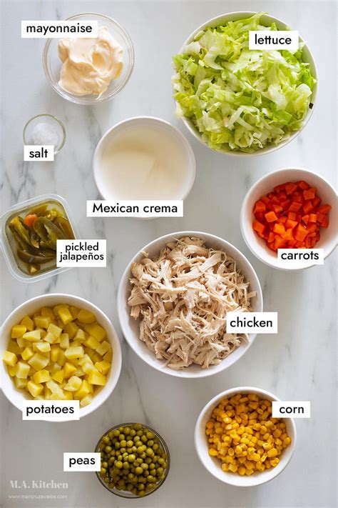 Ingredientes frescos para ensalada de pollo