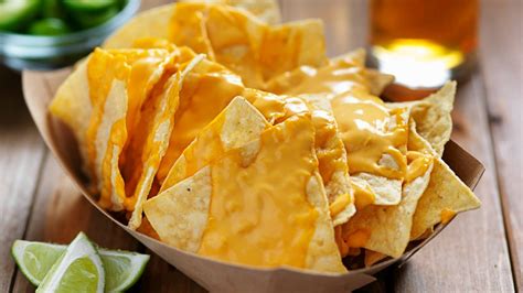 Nachos con queso cheddar fundido y jalapeños
