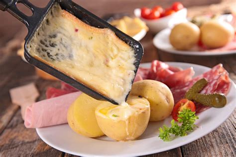 Plato de raclette con patatas y embutidos