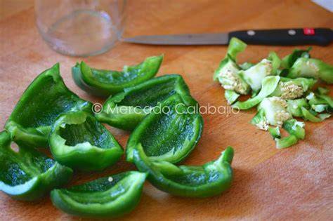 Pimientos verdes cortados para encurtir