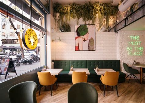 Interior moderno y acogedor de Wynwood Café con comensales disfrutando