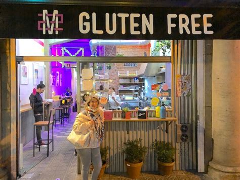 Plato de street food sin gluten de M2 Gluten Free con un ambiente urbano