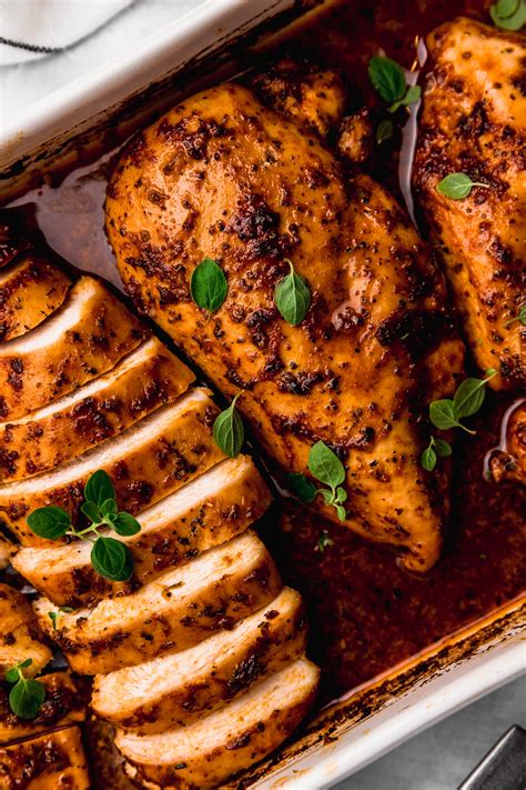 Pechugas de pollo con peras en plato