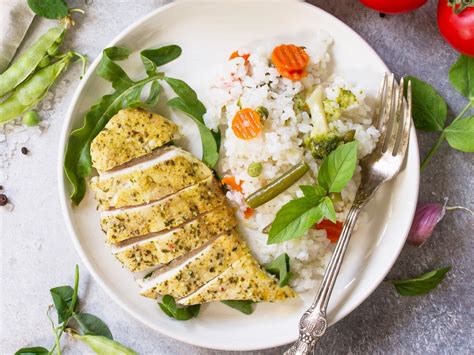 Plato de pechuga de pollo con peras y arroz