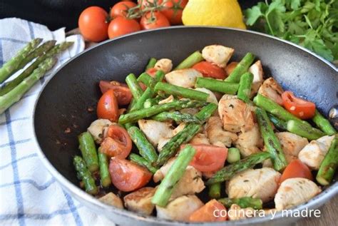 Pollo salteado con espárragos y zanahorias listo para servir