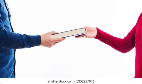Personas intercambiando libros