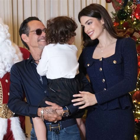 Marc Anthony y Nadia Ferreira con su hijo