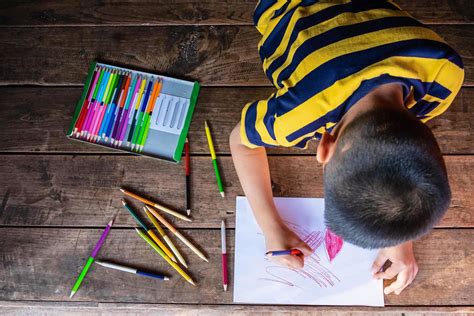 Niño dibujando con lápices de colores Faber-Castell