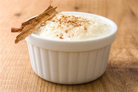 Tazón de arroz con leche casero con canela para un bebé