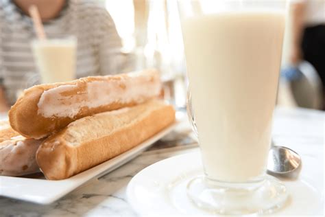 Fartons y bizcocho como acompañamiento de cócteles dulces