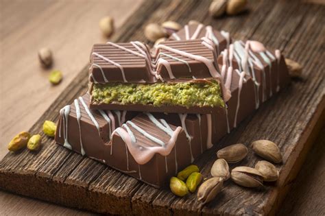 Imagen de tabletas de chocolate de Dubái con pistacho y kunafa