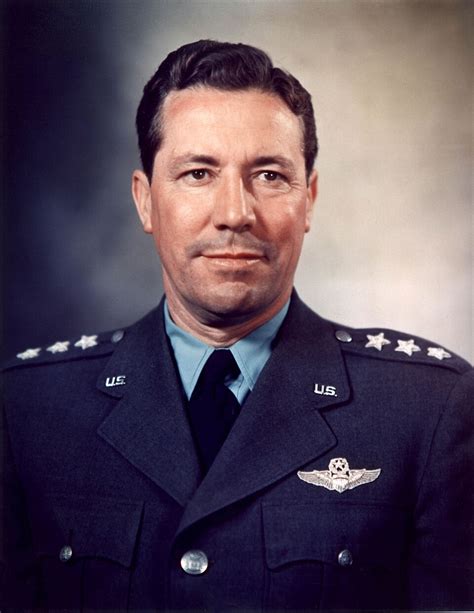 Retrato de Elwood Richard Quesada