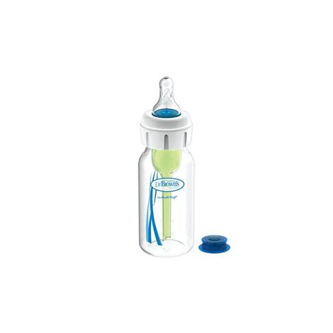 Bebé usando un biberón especial para labio leporino