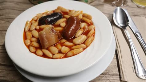 Plato de fabada vegana humeante