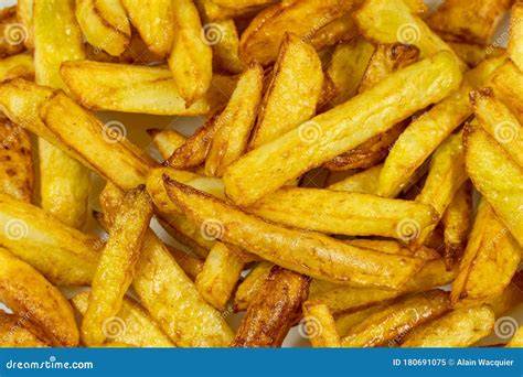 Patatas fritas crujientes y doradas