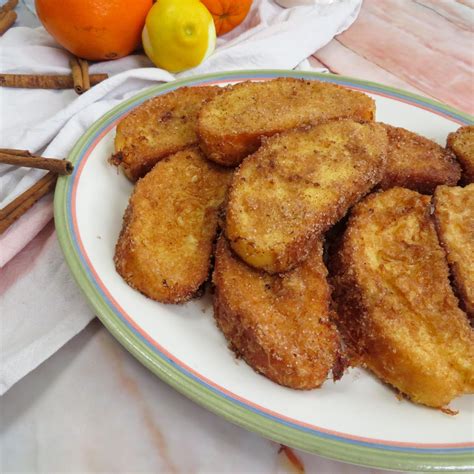 Torrijas tradicionales con canela y azúcar