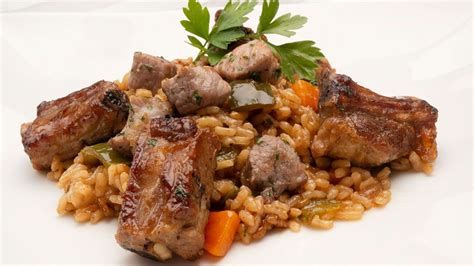 Arroz amarillo con costillas de cerdo y guisantes