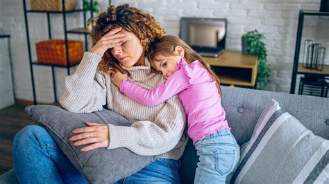 Niño ansioso por la reacción de sus padres