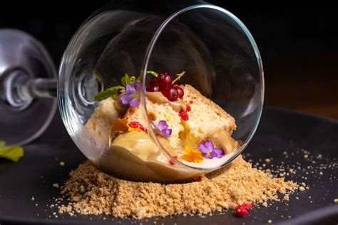 Presentación de postres vanguardistas en ESSENCE