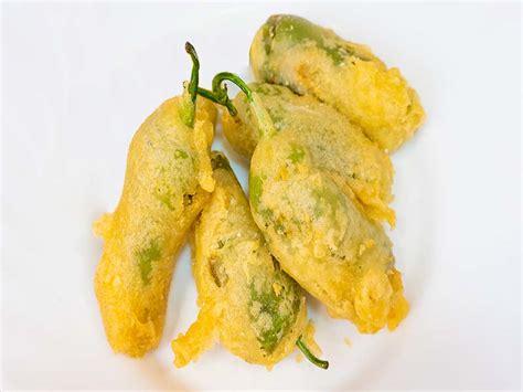 Pimientos verdes rellenos de carne rebozados en tempura