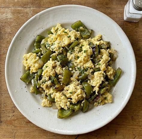 Pimiento verde salteado con huevos revueltos