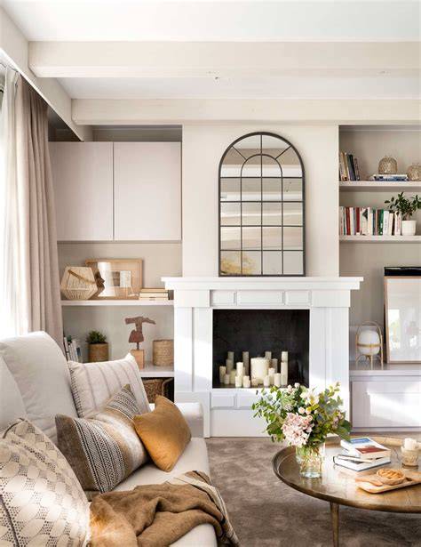 Salón con paredes en tonos pastel y chimenea destacada
