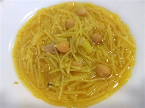 Caldo de puchero con fideos