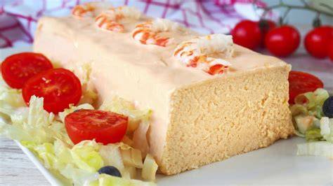 Pastel de merluza decorado con canónigos y tomate
