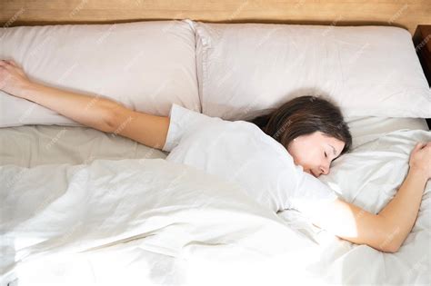 Persona durmiendo plácidamente en una cama cómoda