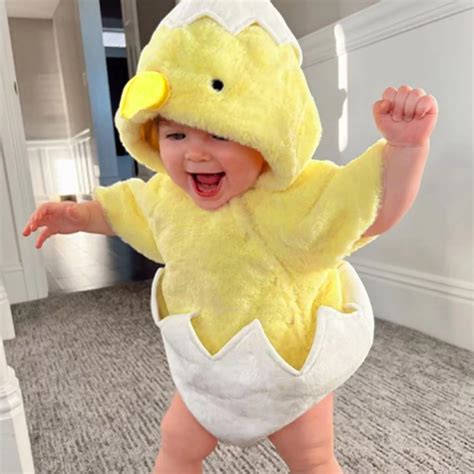 Bebé disfrazado de pollito