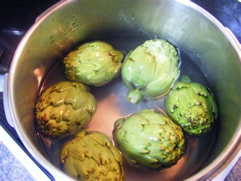 Alcachofas cociéndose en una olla