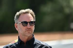 Christian Horner posando junto a un coche de Fórmula 1 de Red Bull