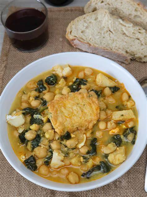 Potaje de vigilia con rellenos de bacalao