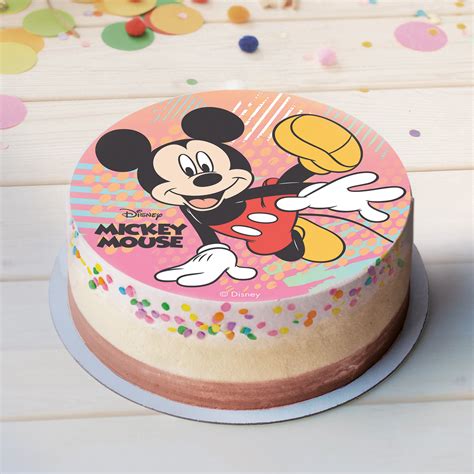 Tarta decorada con una oblea comestible, mostrando el proceso de aplicación