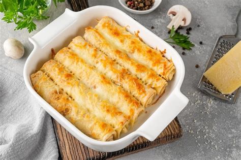 Crepes de pollo gratinados en una fuente para horno