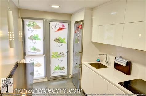Estores enrollables fotográficos en una cocina moderna