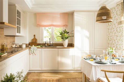 Cocina con estores berenjena a juego con la decoración
