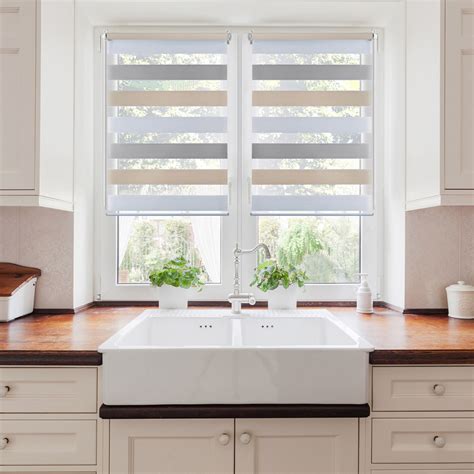 Cocina con estor de estampado llamativo