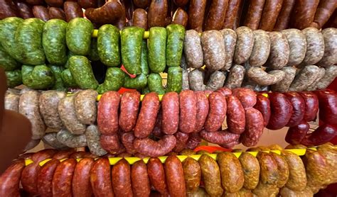 Variedad de chorizos de diferentes tipos y orígenes