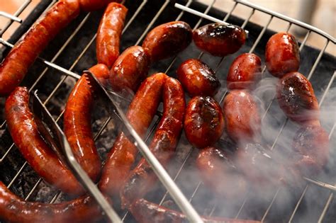 Chorizos asándose en la parrilla