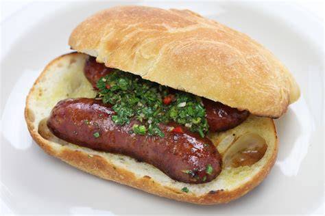Un choripán con chimichurri