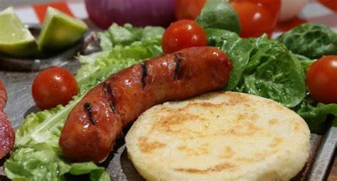 Mesa con chorizo asado y diferentes acompañamientos
